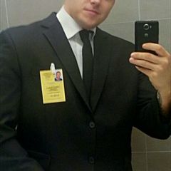 Romantyczny brunet wieczorową porą