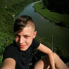 Mlody chlopak szuka pracy