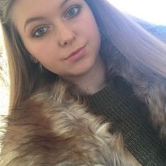 Urocza blondynka