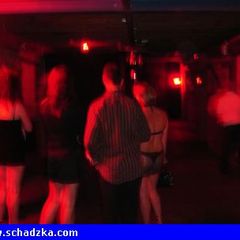 Mloda i atrakcyjna para, otwarta na pom…